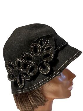 John Callanan Women's 100% Wool
Cloche Floral Design Appliqué Black Hat